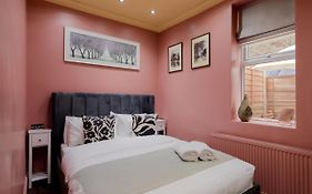 Central Stylish 2-Bed Apartment In London